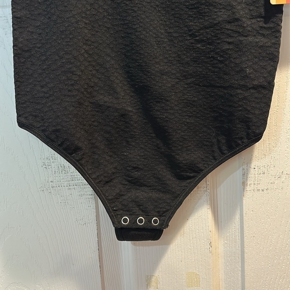 NWT! Yummie Emmelyn Boa Snake Black V-Neck Seamless Shapewear Bodysuit M/L - Picture 9 of 11